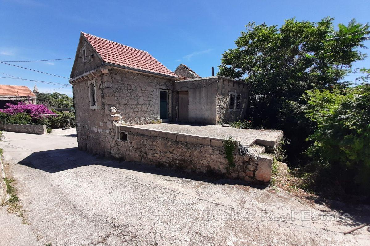 Maison en pierre avec cour dans un endroit attrayant non loin de la mer