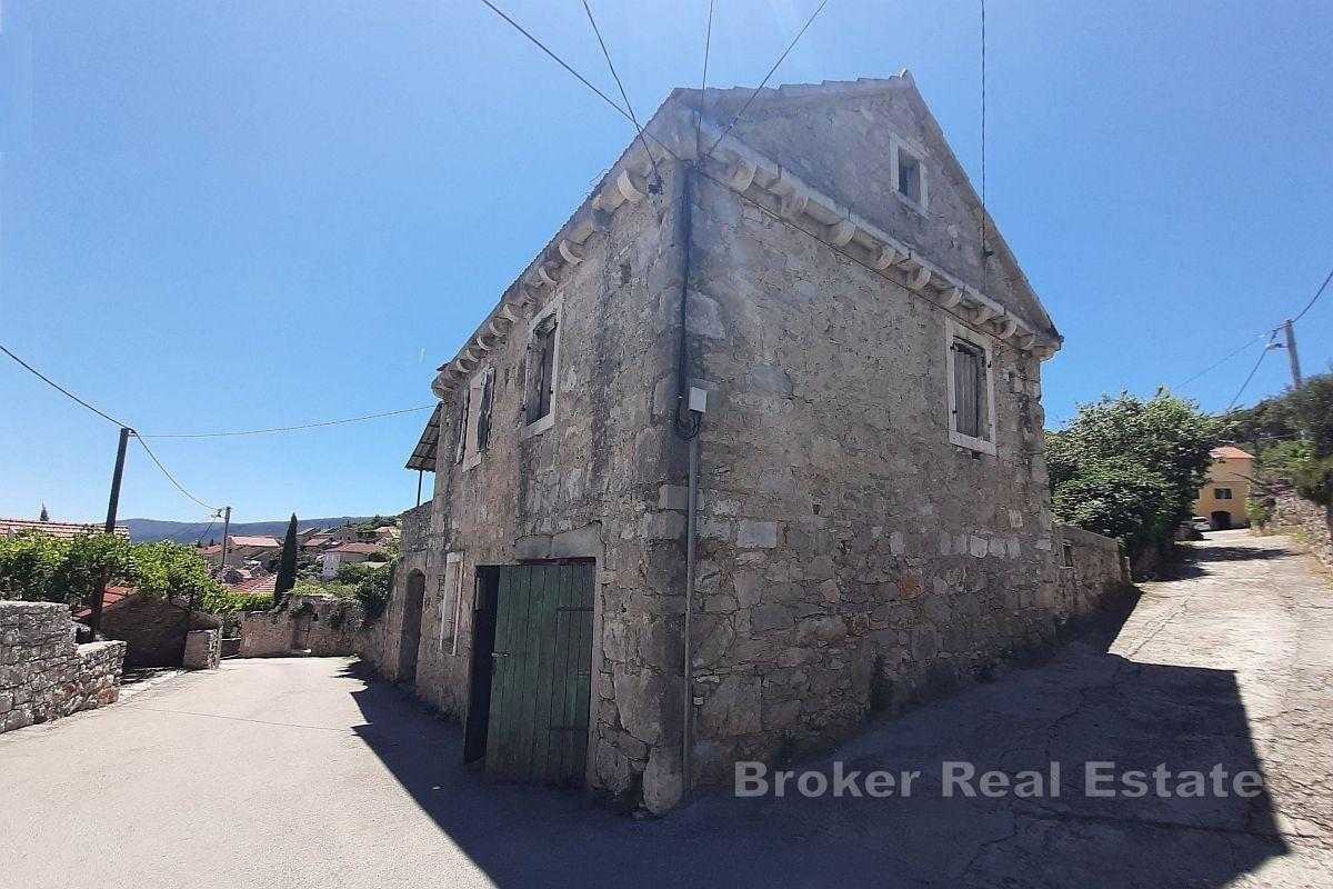 Maison en pierre avec cour dans un endroit attrayant non loin de la mer
