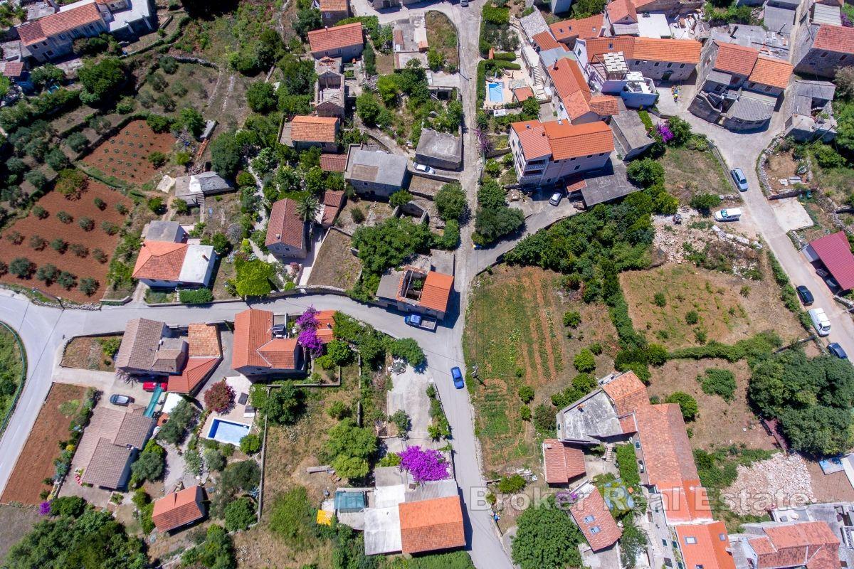 Maison en pierre avec cour dans un endroit attrayant non loin de la mer
