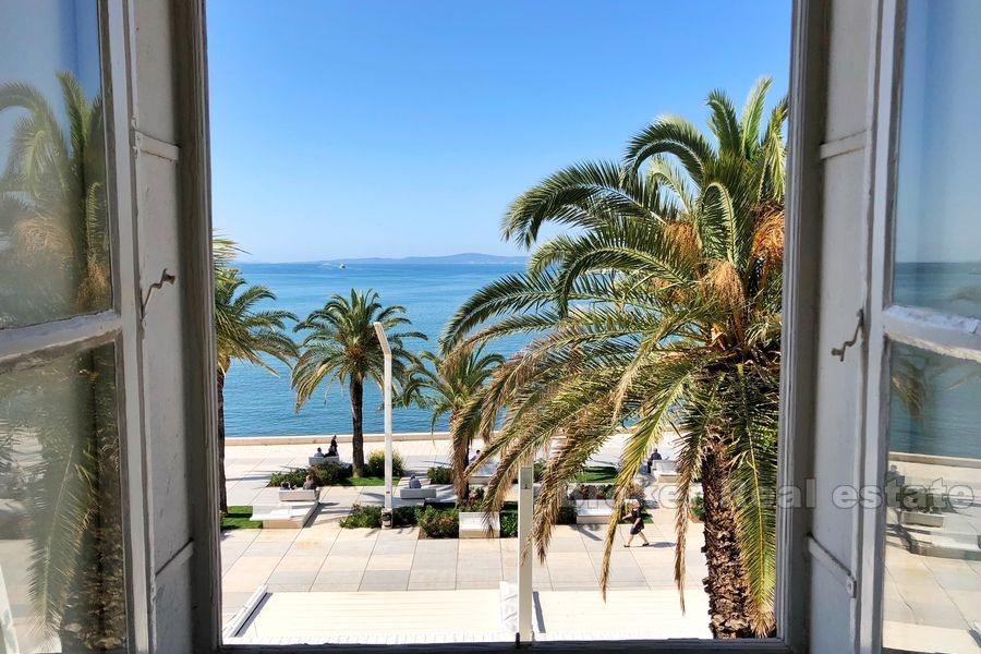 Waterfront apartment in center, for sale