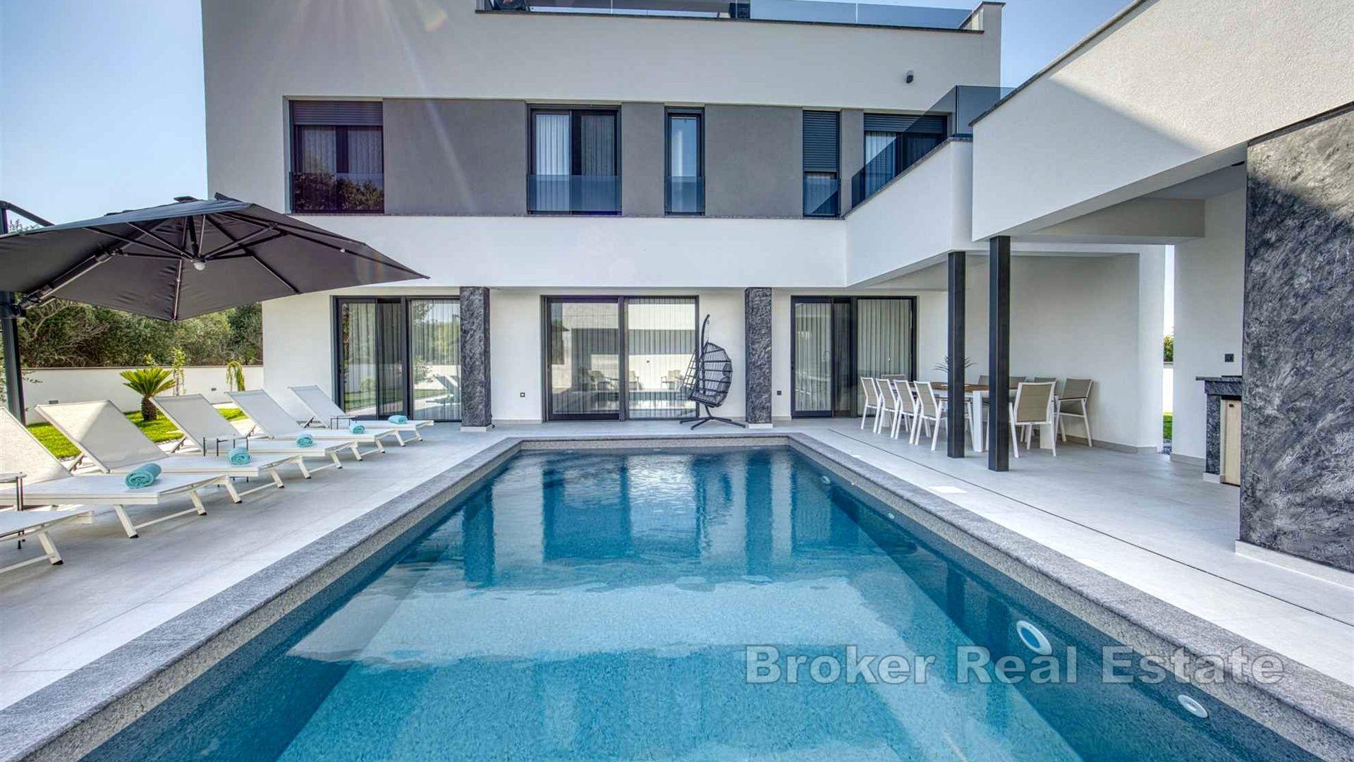 Современная вилла в тихом месте недалеко от моря