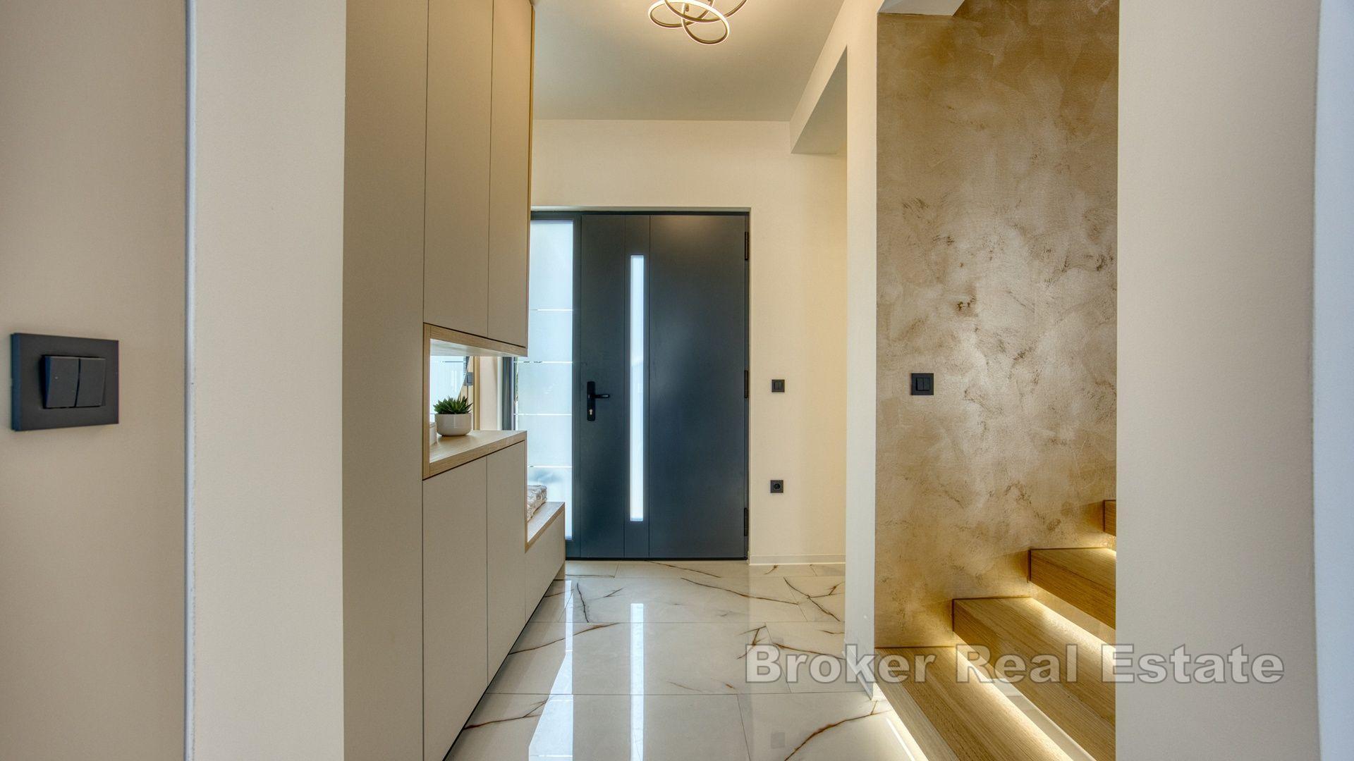 Современная вилла в тихом месте недалеко от моря