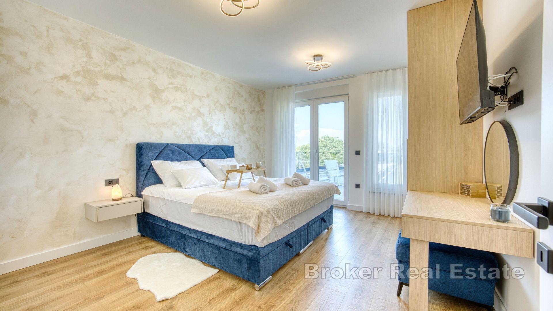 Современная вилла в тихом месте недалеко от моря