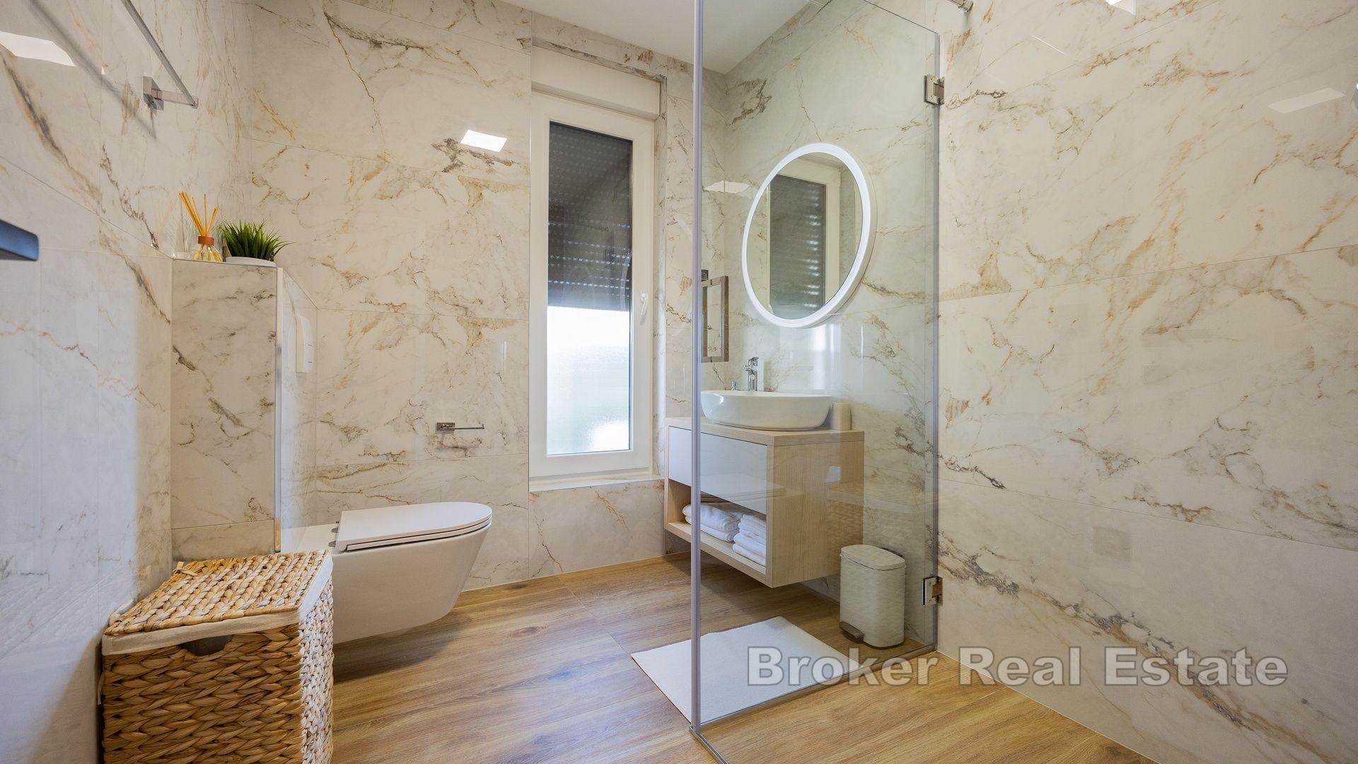 Современная вилла в тихом месте недалеко от моря