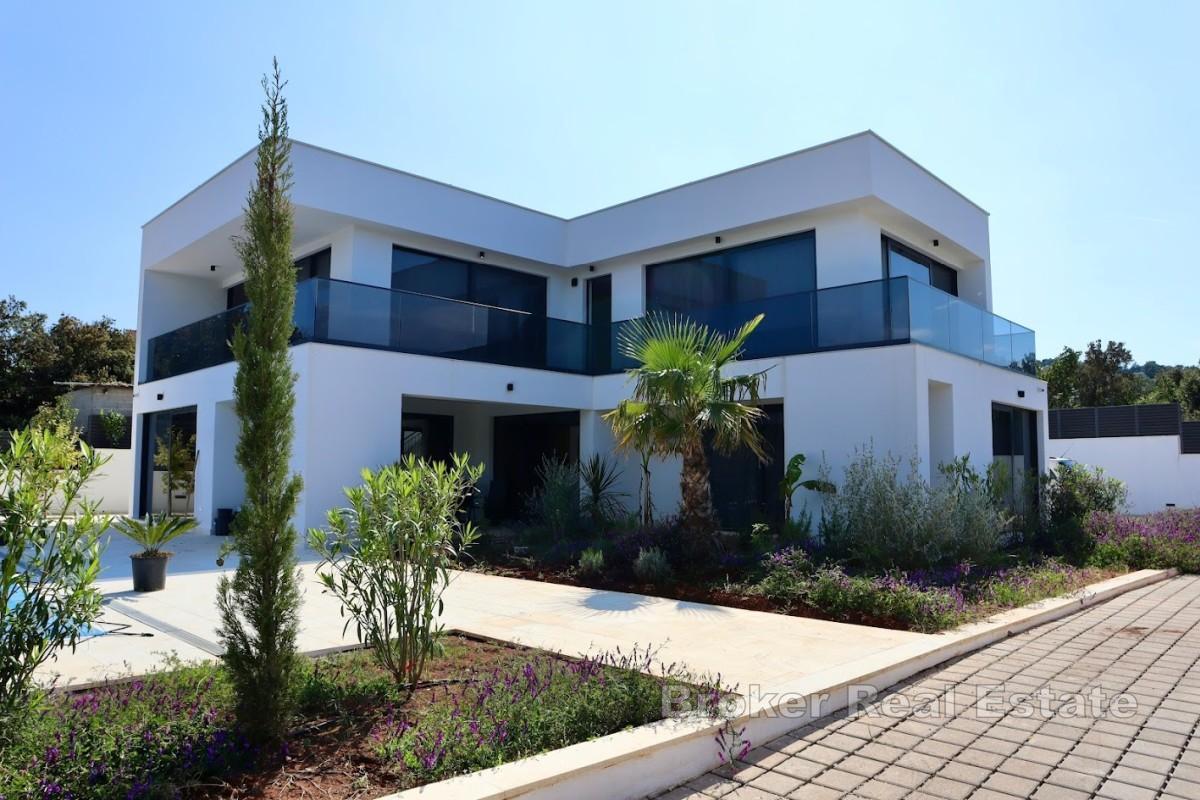 Nybygd villa med basseng og havutsikt