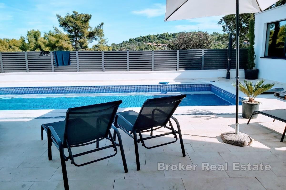 Nybyggd villa med pool och havsutsikt