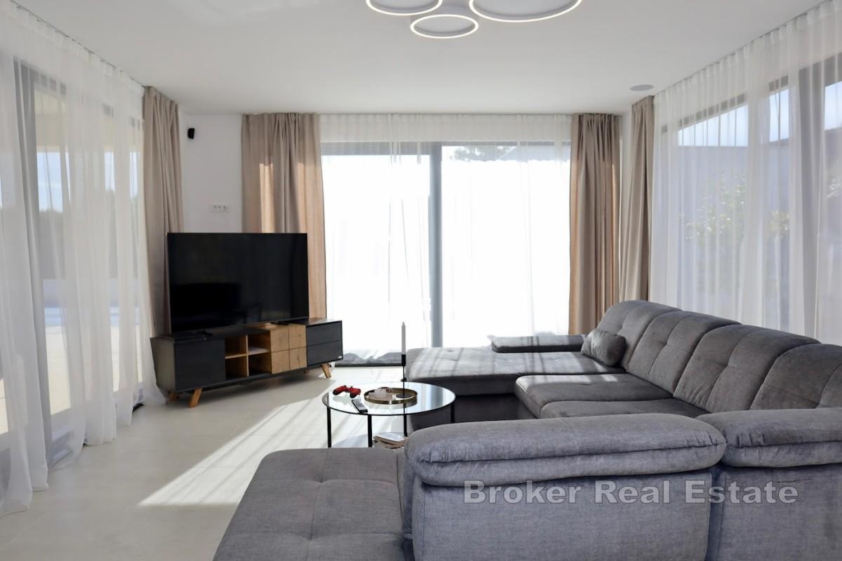 Nybygd villa med basseng og havutsikt