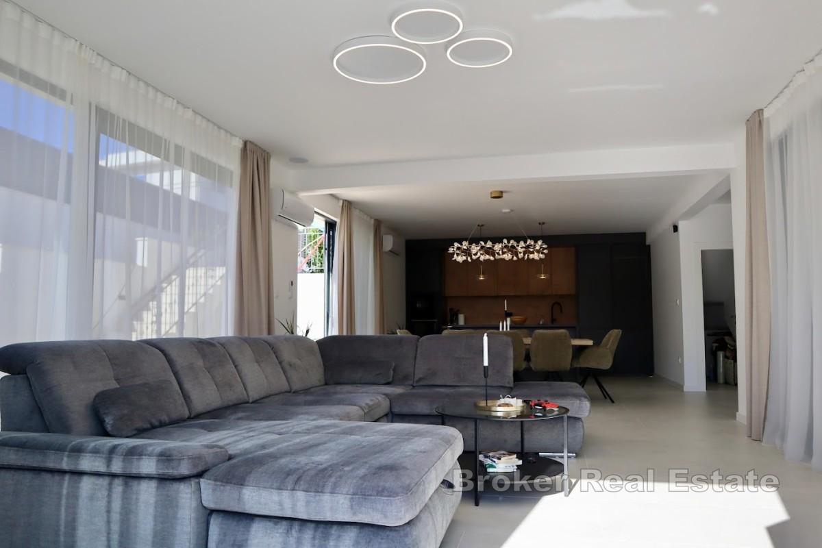 Nybyggd villa med pool och havsutsikt