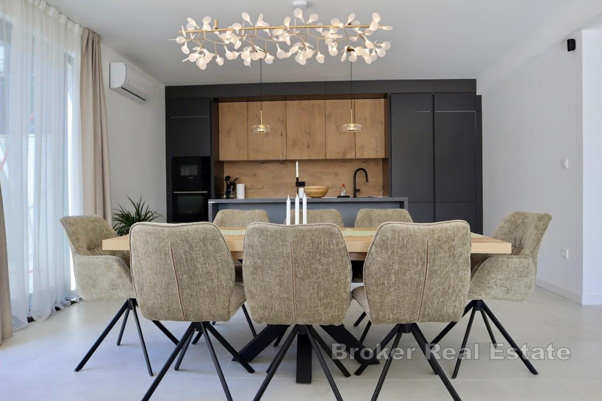 Novoizgrađena vila s bazenom i pogledom na more