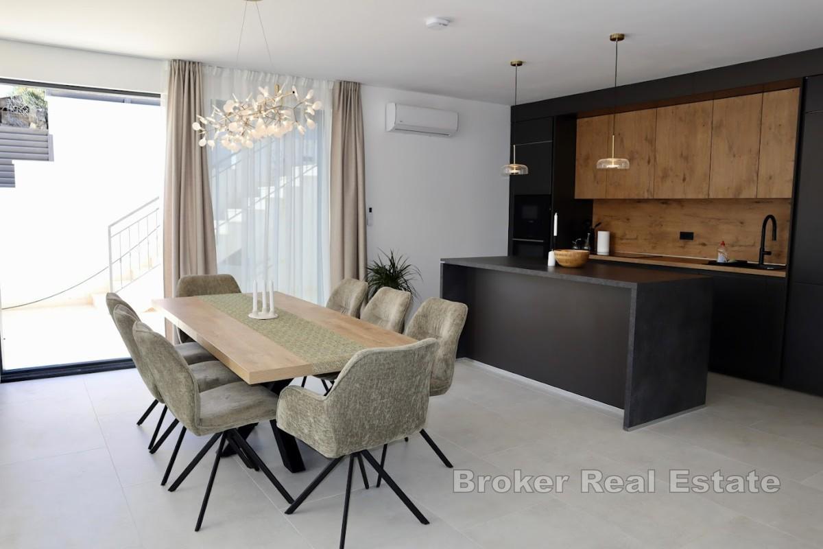 Nybygd villa med basseng og havutsikt