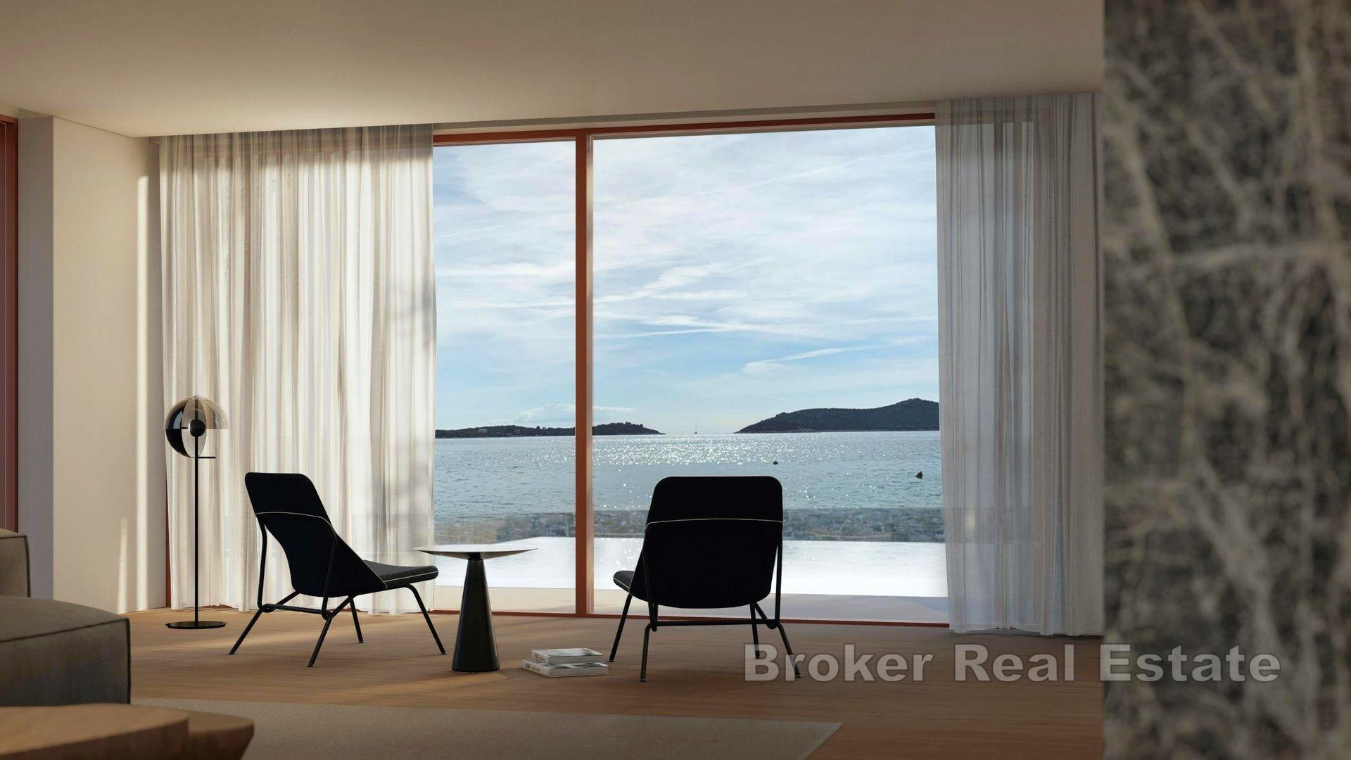 Nybyggd villa i första raden mot havet
