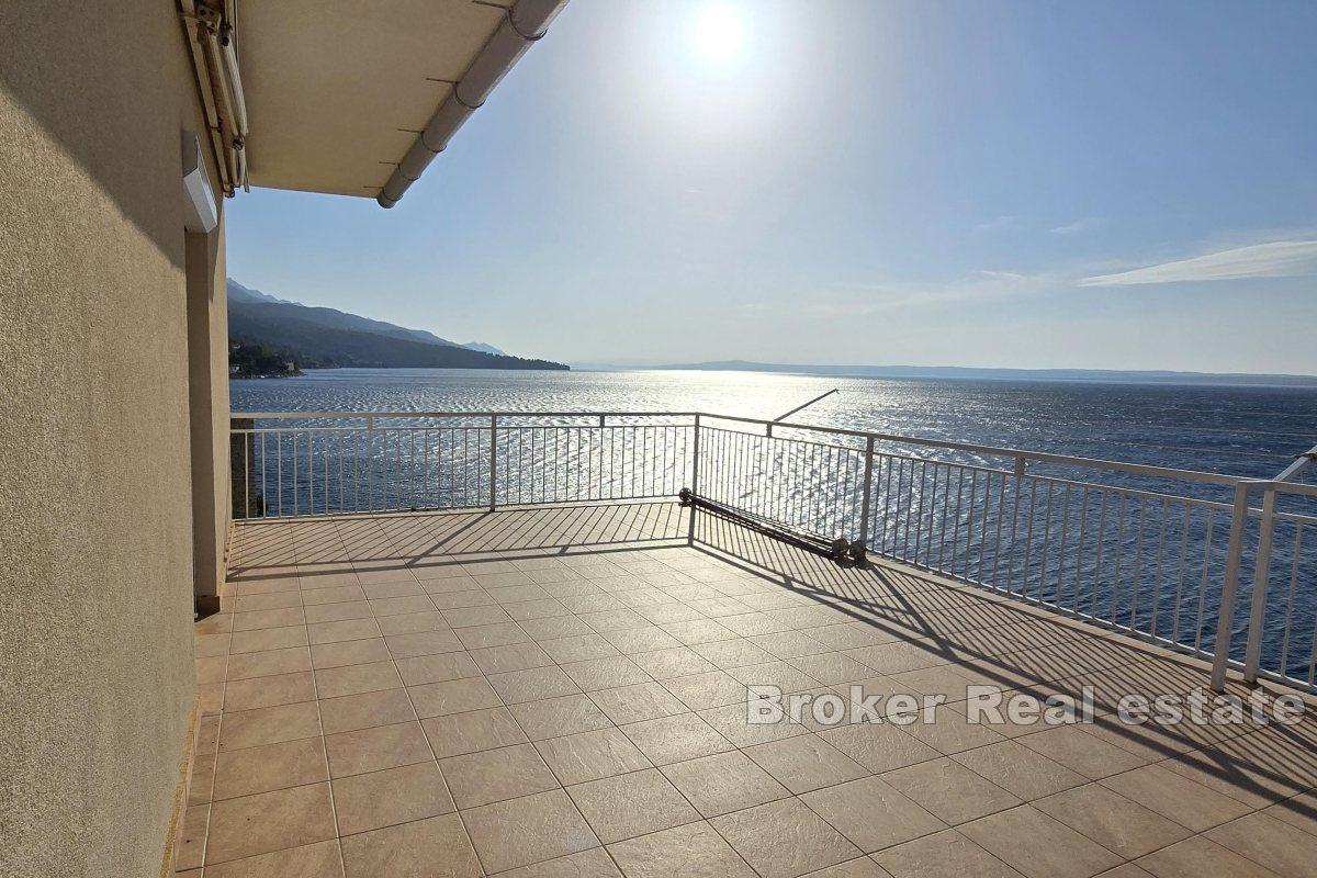House with private access to the sea and concrete beach