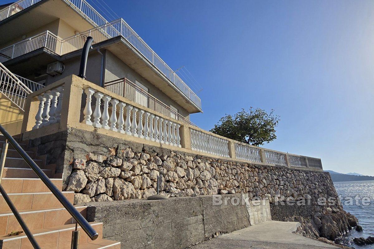 House with private access to the sea and concrete beach