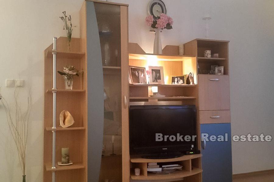 Dwupiętrowy dom, na sprzedaż