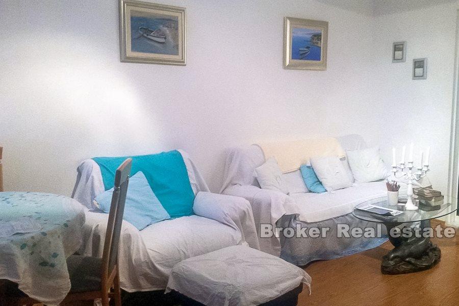 Dwupiętrowy dom, na sprzedaż