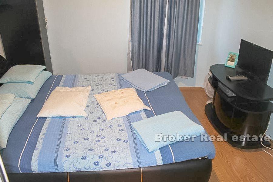 To etasjes hus, til salgs