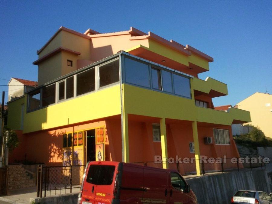 Freistehendes, zweigeschossiges Haus, zum Verkauf