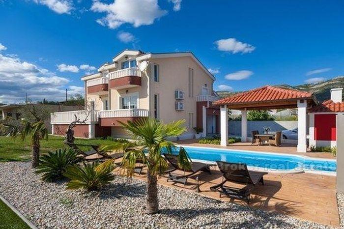 Modern, fullt möblerad villa