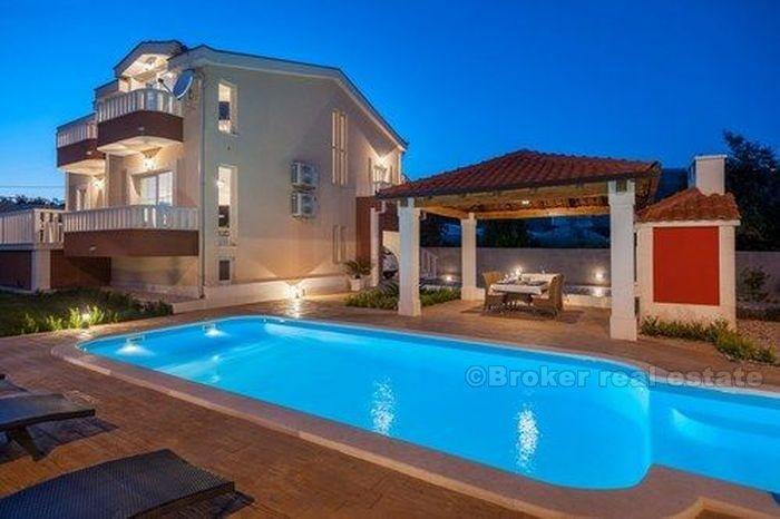 Modern, fullt möblerad villa
