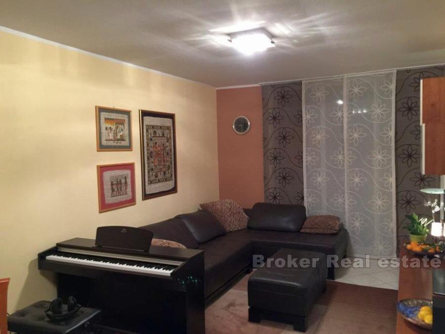 Appartement trois chambres, quartier Mertojak, à vendre