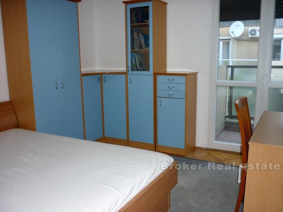 Appartement trois chambres, quartier Mertojak, à vendre