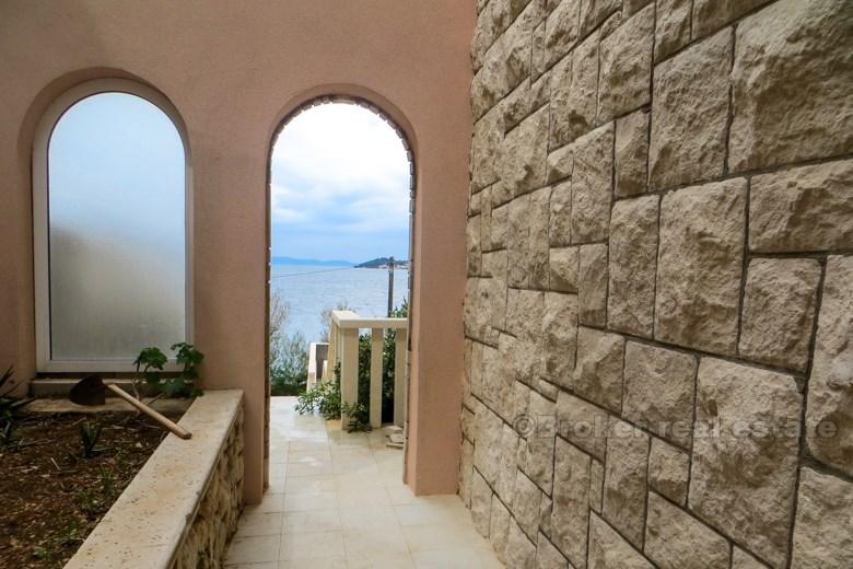 House in the first row to the sea, for sale