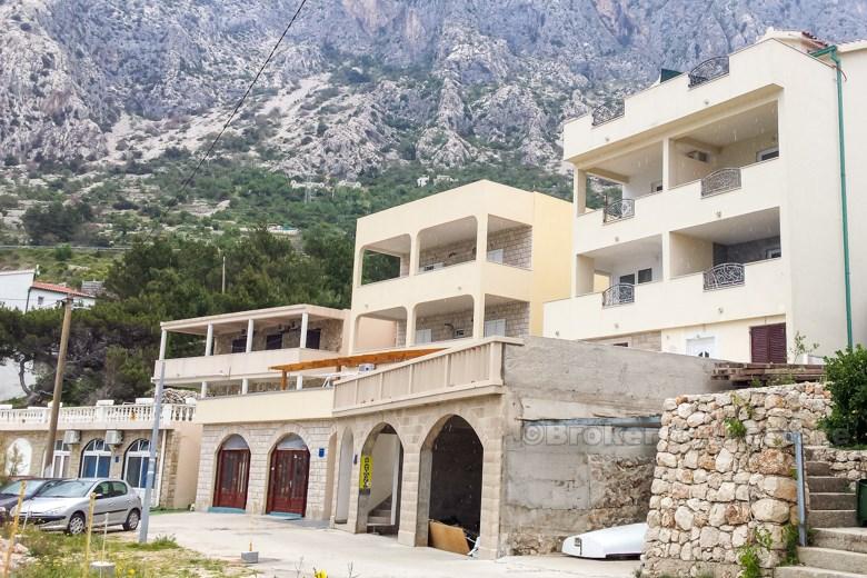 Maison dans la première rangée de la mer, à vendre