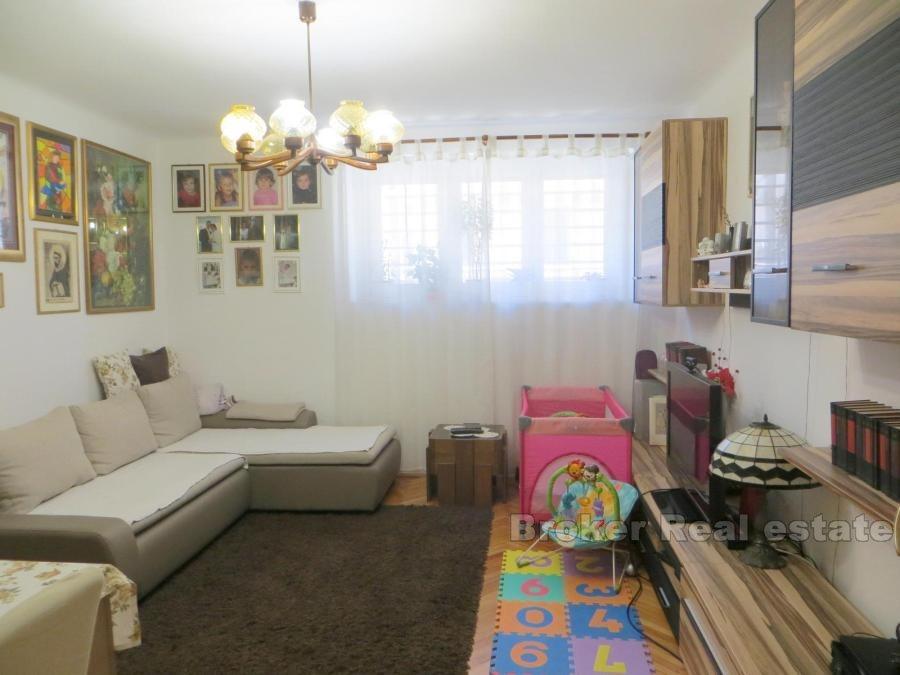 Apartament z trzema sypialniami w centrum miasta, na sprzedaż