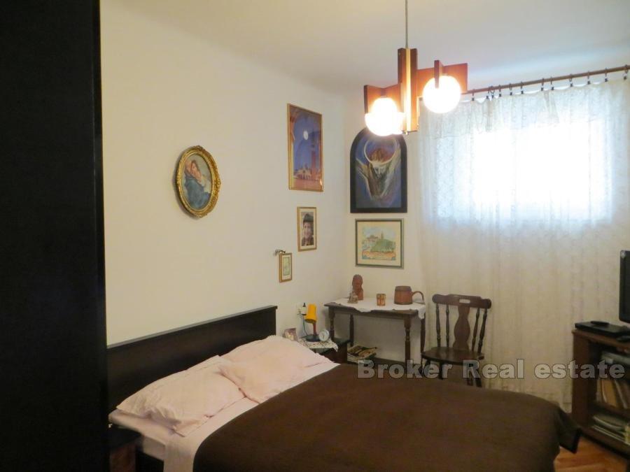 Apartament z trzema sypialniami w centrum miasta, na sprzedaż