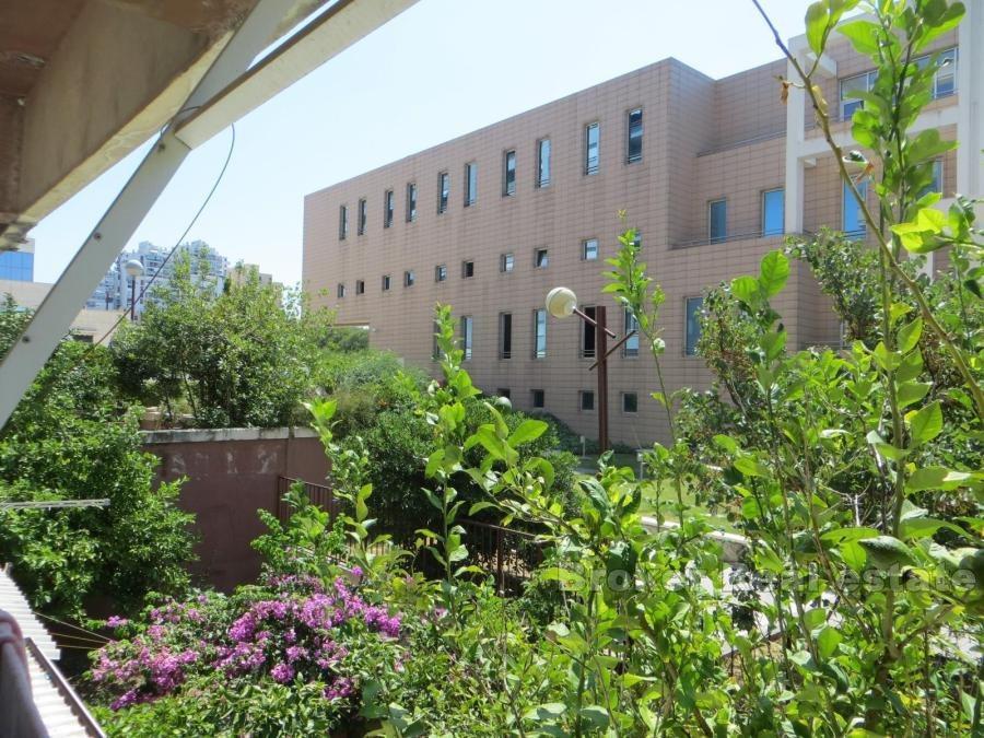 Appartement d'une chambre dans un excellent emplacement