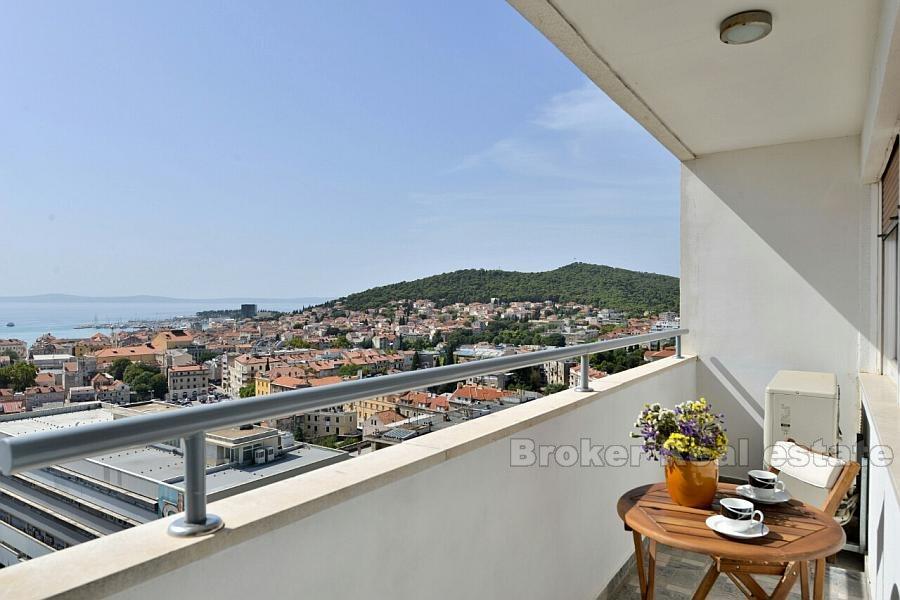 Beautiful and sunny apartment in the center, for sale