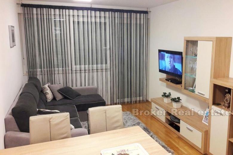 Całkowicie wyremontowany apartament z dwoma sypialniami, na sprzedaż