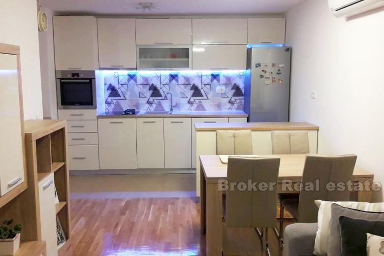 Całkowicie wyremontowany apartament z dwoma sypialniami, na sprzedaż