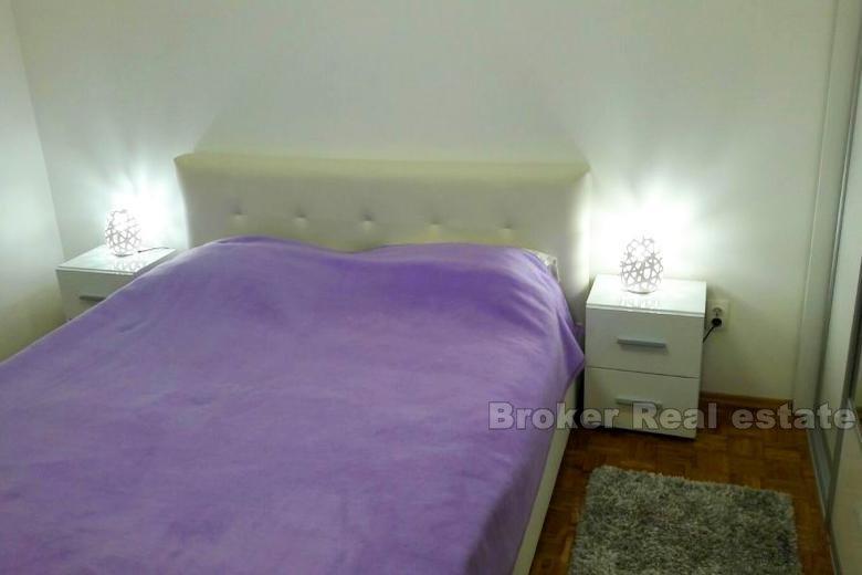 Całkowicie wyremontowany apartament z dwoma sypialniami, na sprzedaż