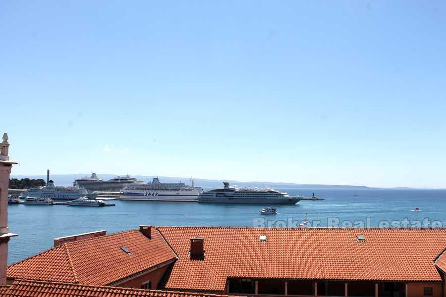 Трехкомнатная квартира в центре, на продажу