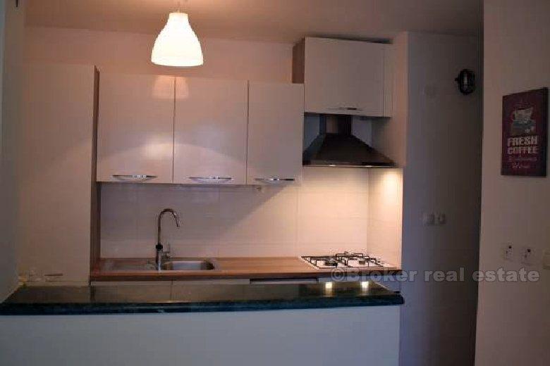 Apartament z trzema sypialniami, obszar Znjan, wynajem długoterminowy