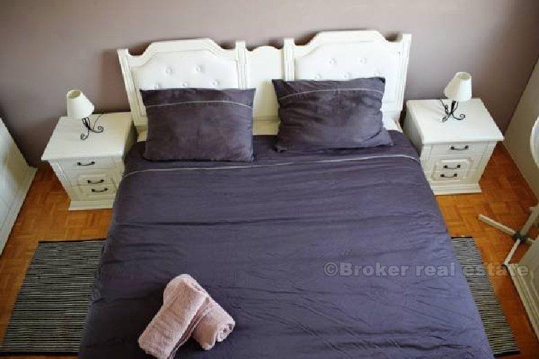 Apartament z trzema sypialniami, obszar Znjan, wynajem długoterminowy