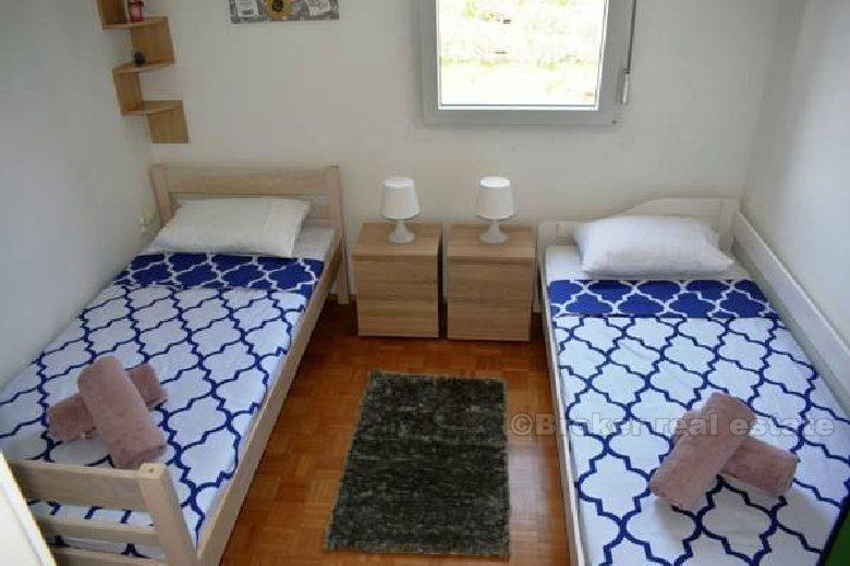 Apartament z trzema sypialniami, obszar Znjan, wynajem długoterminowy