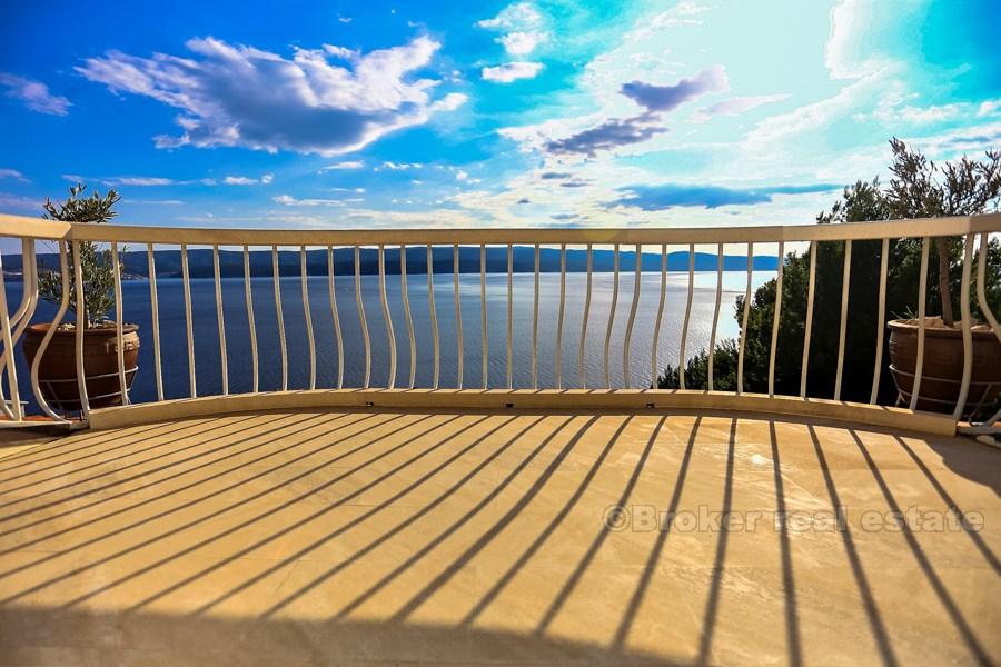 Detached house with sea view, for sale