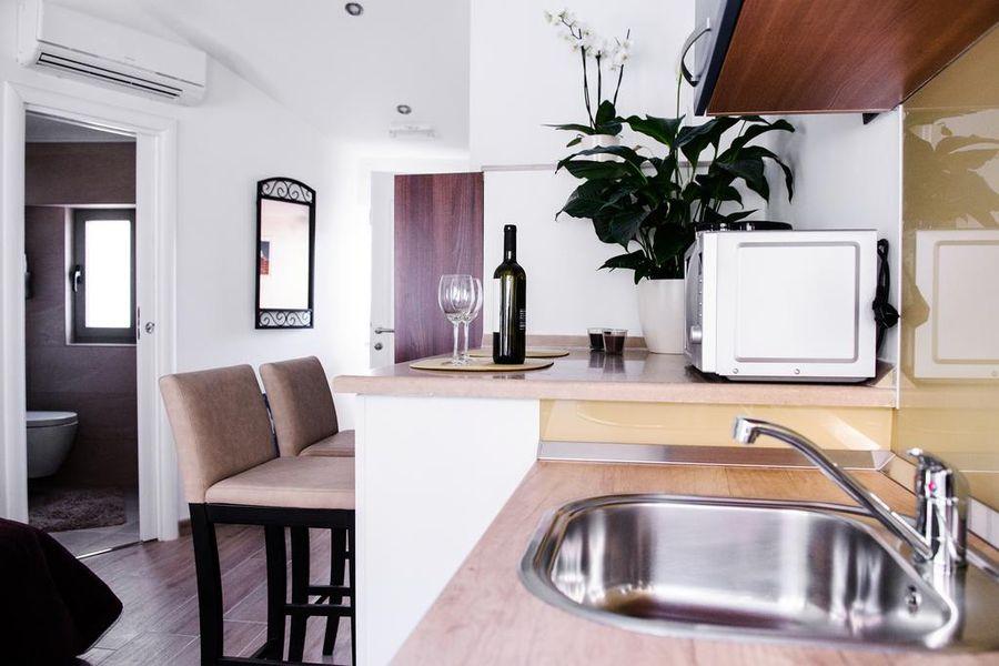 Hus med affärsutrymme och lägenhet, till salu