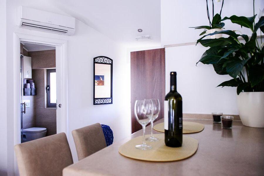 Hus med affärsutrymme och lägenhet, till salu