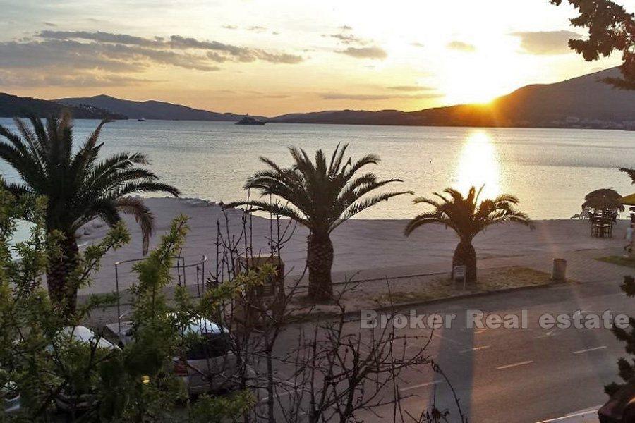 House, first row to the sea, for sale