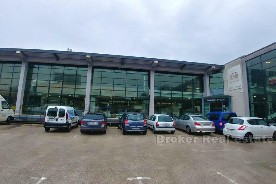 Immeuble d'affaires avec entrepôt, à vendre