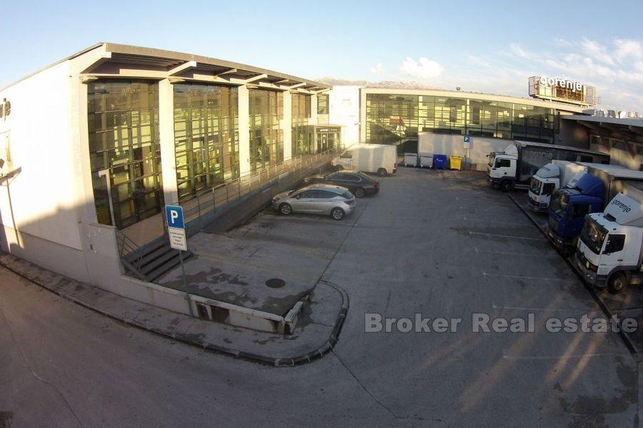 Immeuble d'affaires avec entrepôt, à vendre