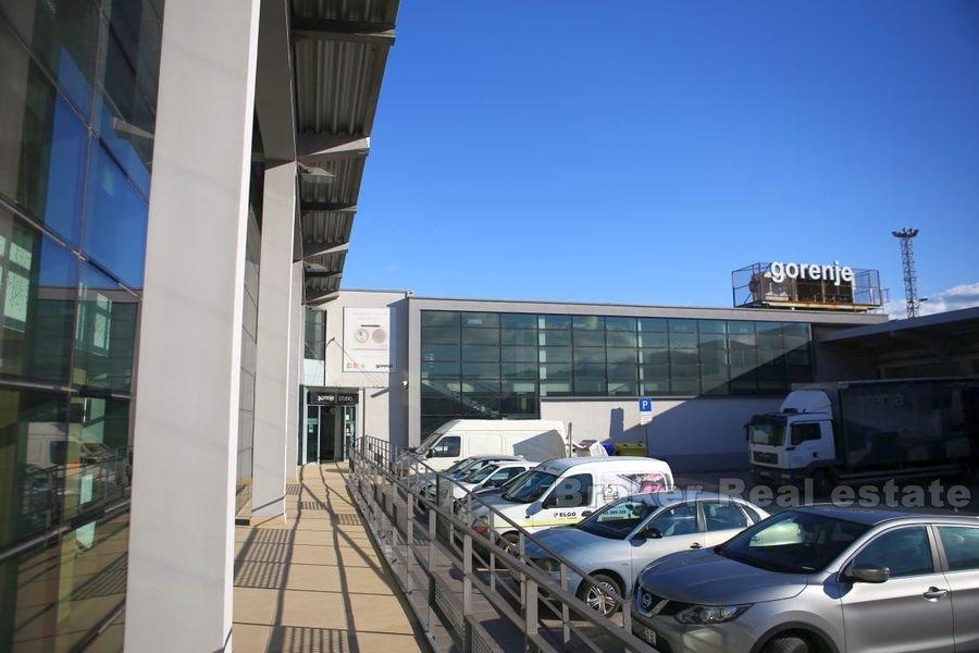 Immeuble d'affaires avec entrepôt, à vendre