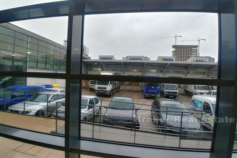 Obchodní budova se skladem, prodej