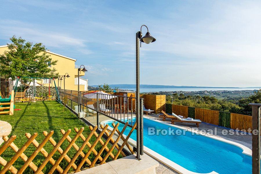 Villa avec piscine et vue dégagée, à vendre