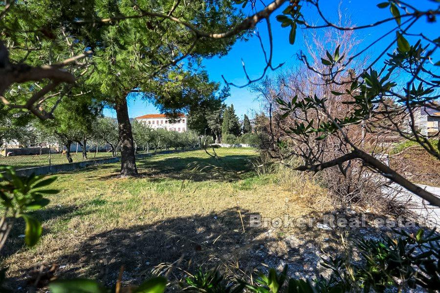 Terreno edificabile, lungomare e spiaggia