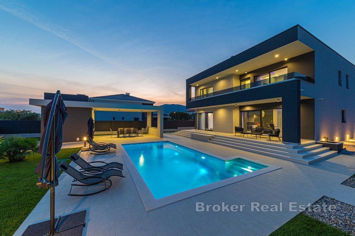 Nybyggd villa med pool