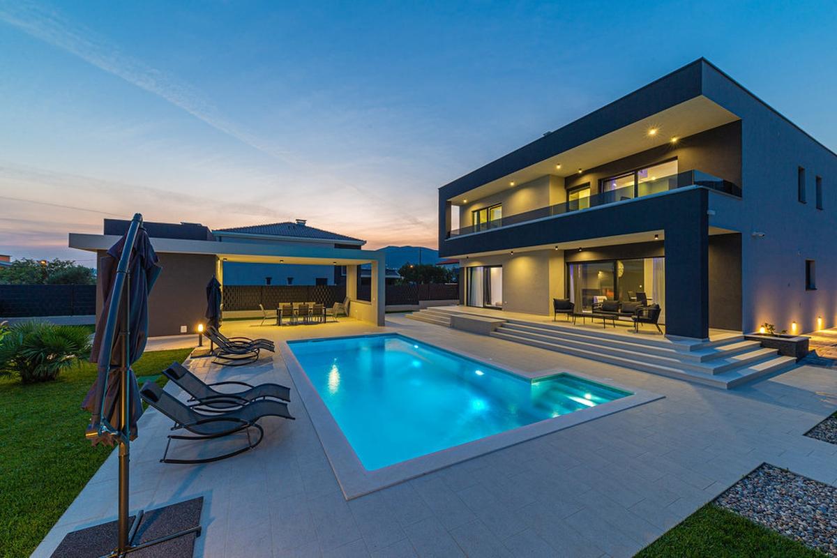 Neu gebaute Villa mit Pool